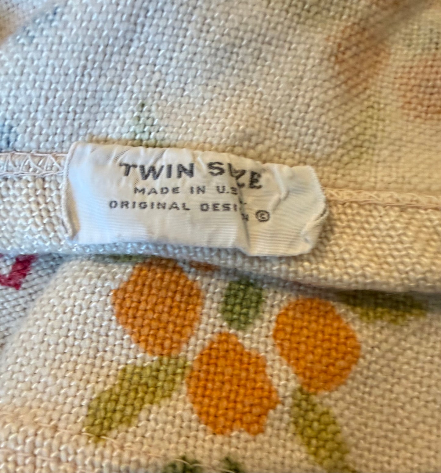 Fieldcrest “American Sampler” Twin Bedspread – Americana Folk Art Bedding with Hot Pink Fringe, 1960s–1970s