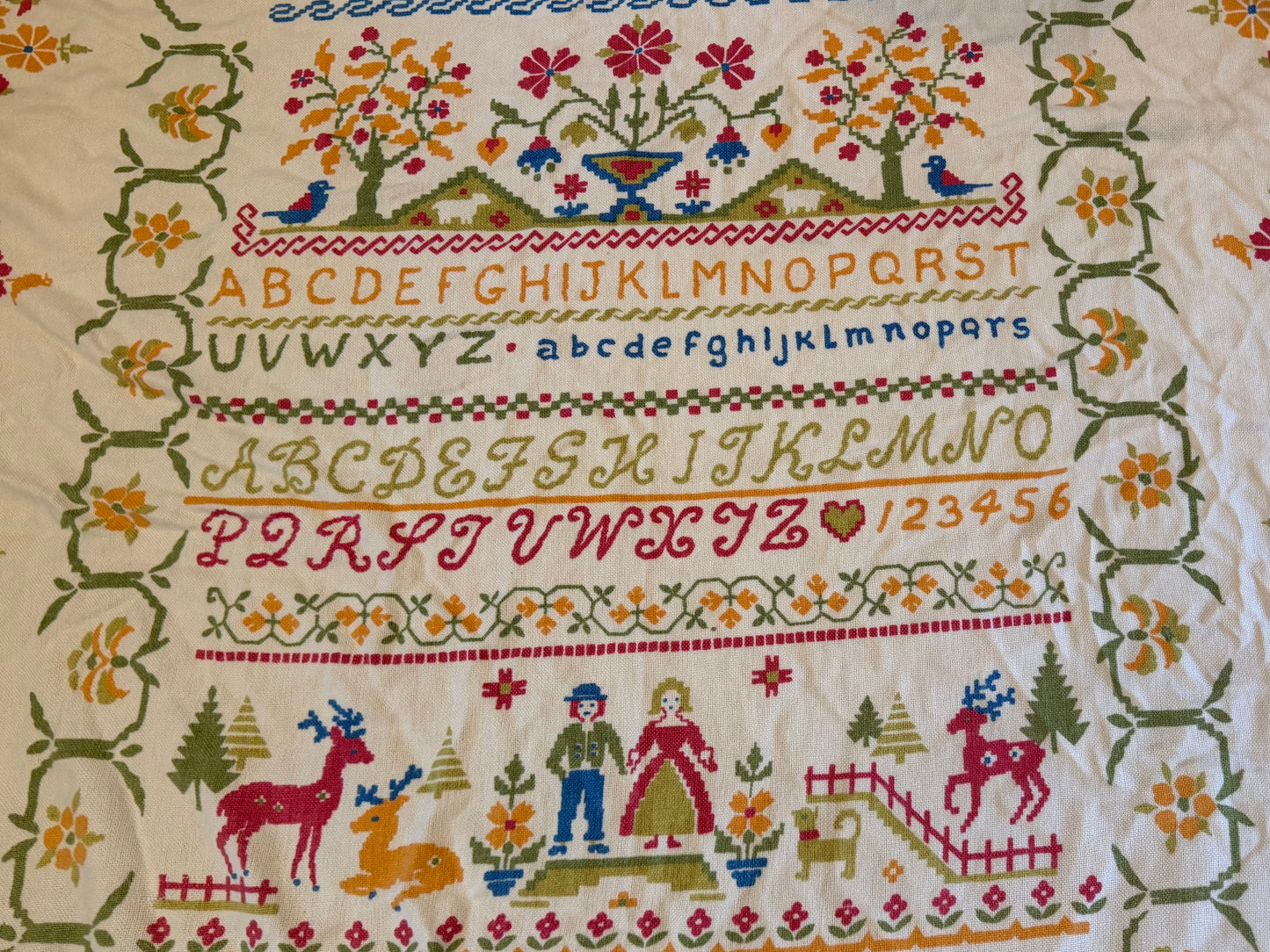 Fieldcrest “American Sampler” Twin Bedspread – Americana Folk Art Bedding with Hot Pink Fringe, 1960s–1970s