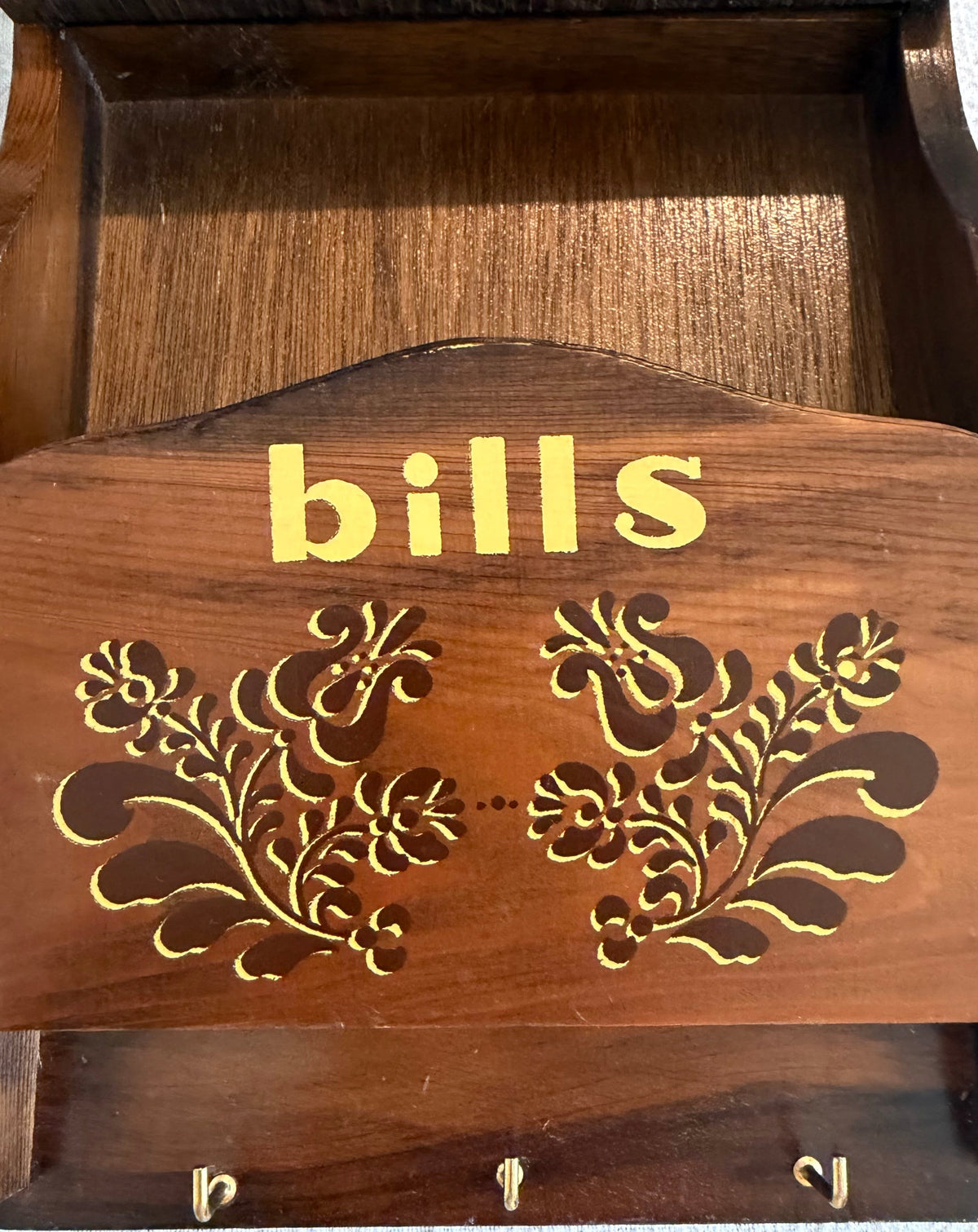 Wooden Letters & Bills Wall Organizer with Key Hooks – Vintage Mail Holder