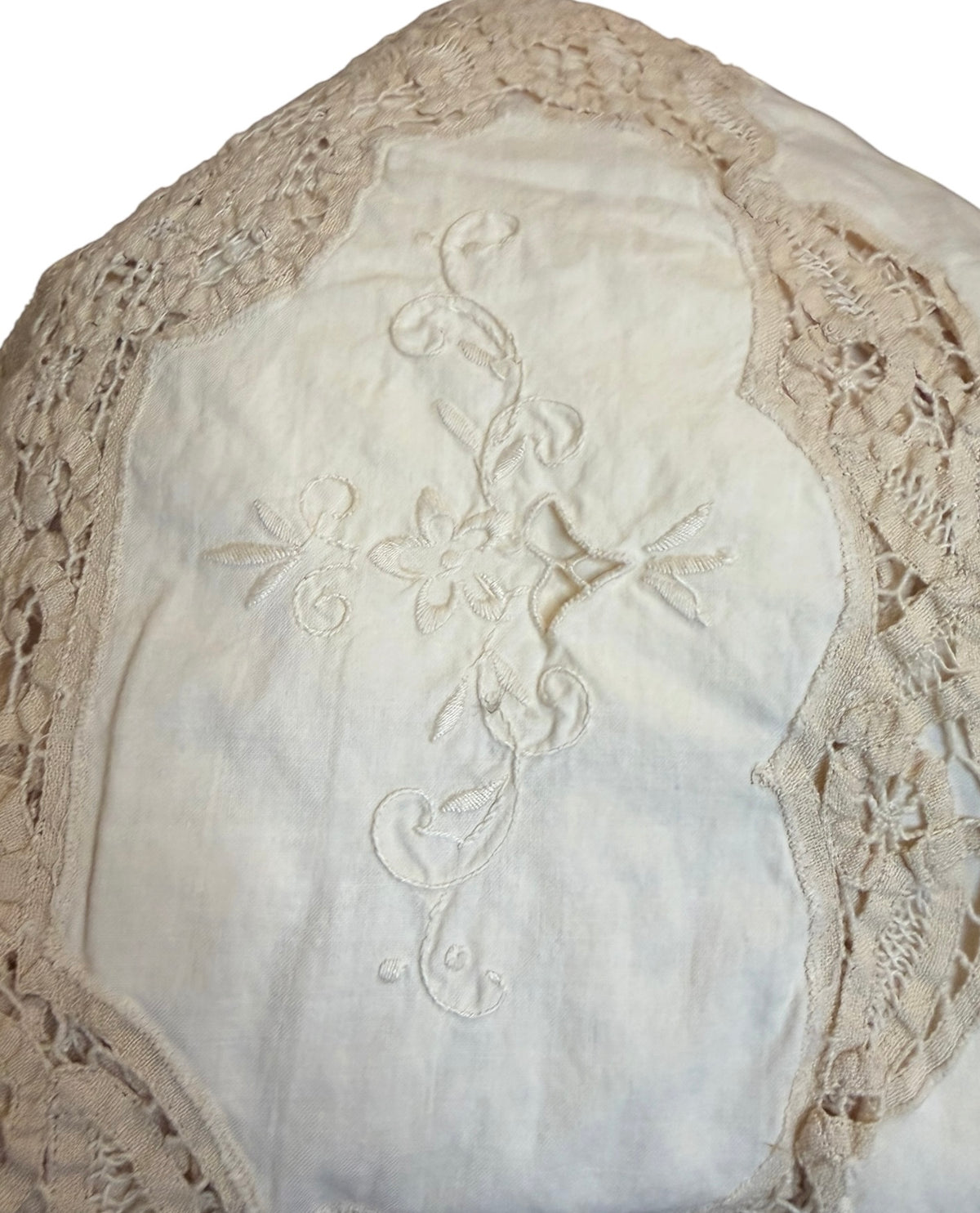 Oval Lace Tablecloth – Ivory Floral Embroidery & Intricate Lace Insets – 90” x 60”