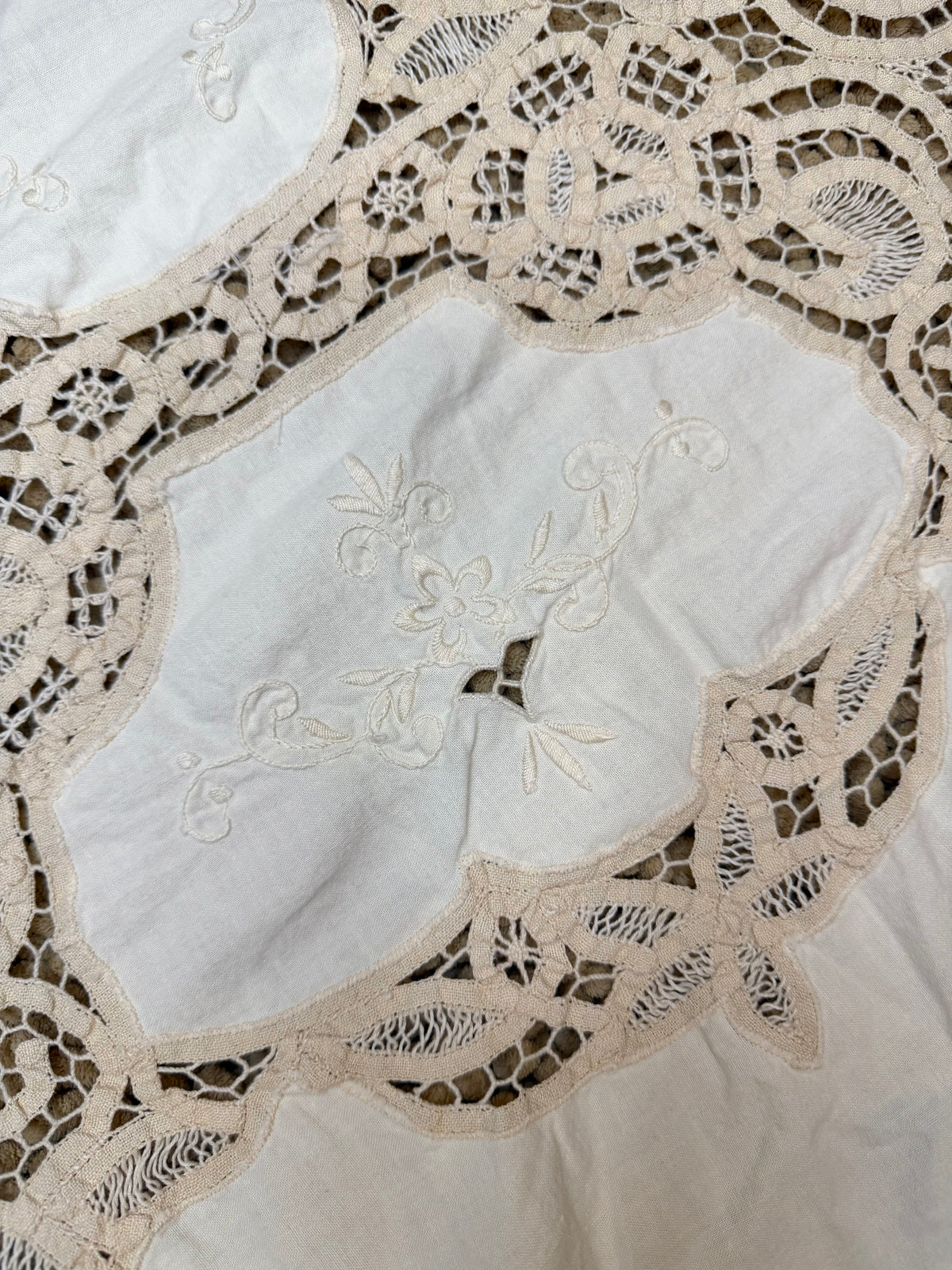 Oval Lace Tablecloth – Ivory Floral Embroidery & Intricate Lace Insets – 90” x 60”