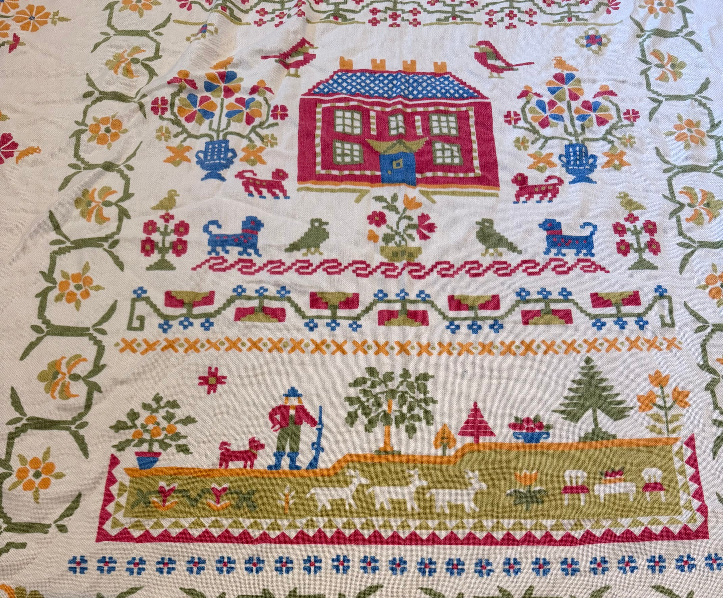 Fieldcrest “American Sampler” Twin Bedspread – Americana Folk Art Bedding with Hot Pink Fringe, 1960s–1970s