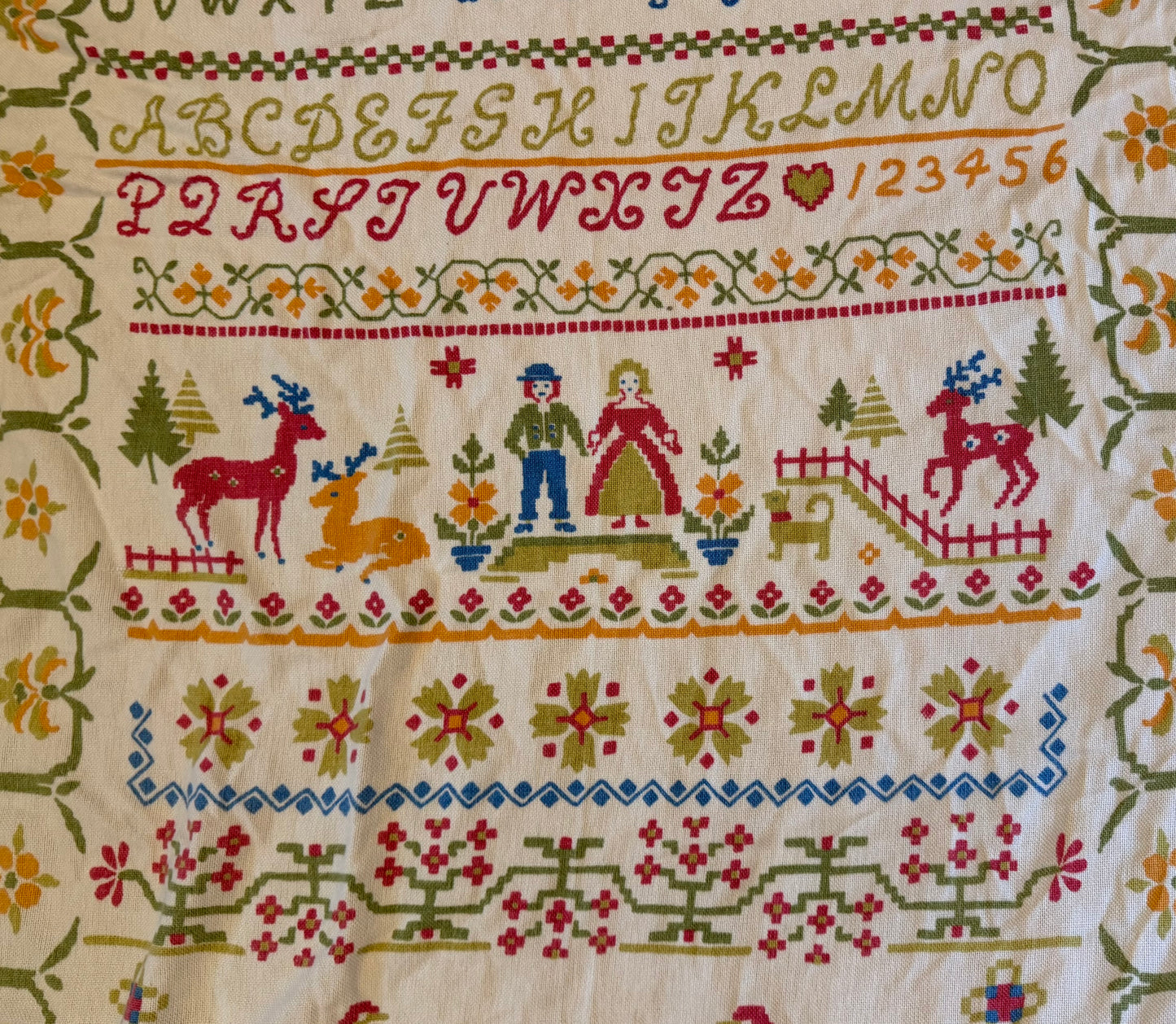 Fieldcrest “American Sampler” Twin Bedspread – Americana Folk Art Bedding with Hot Pink Fringe, 1960s–1970s