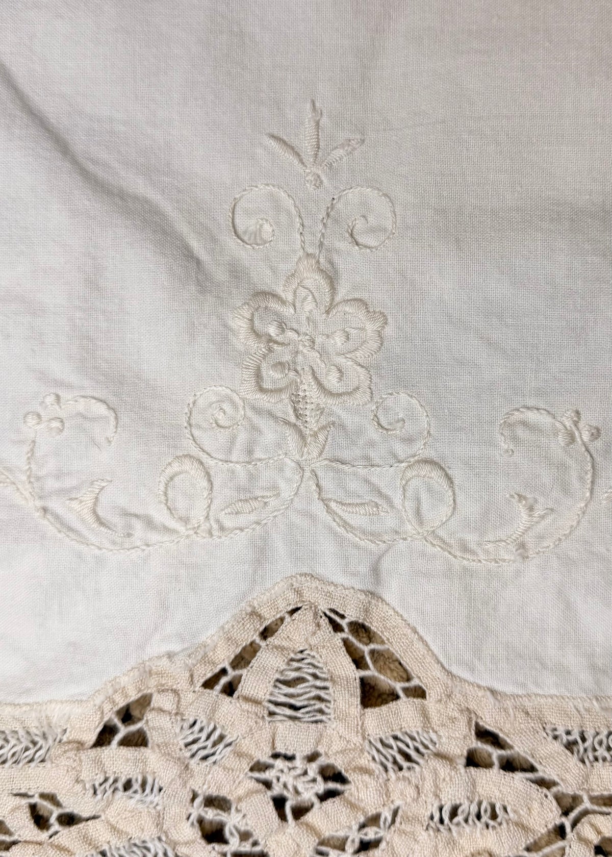 Oval Lace Tablecloth – Ivory Floral Embroidery & Intricate Lace Insets – 90” x 60”