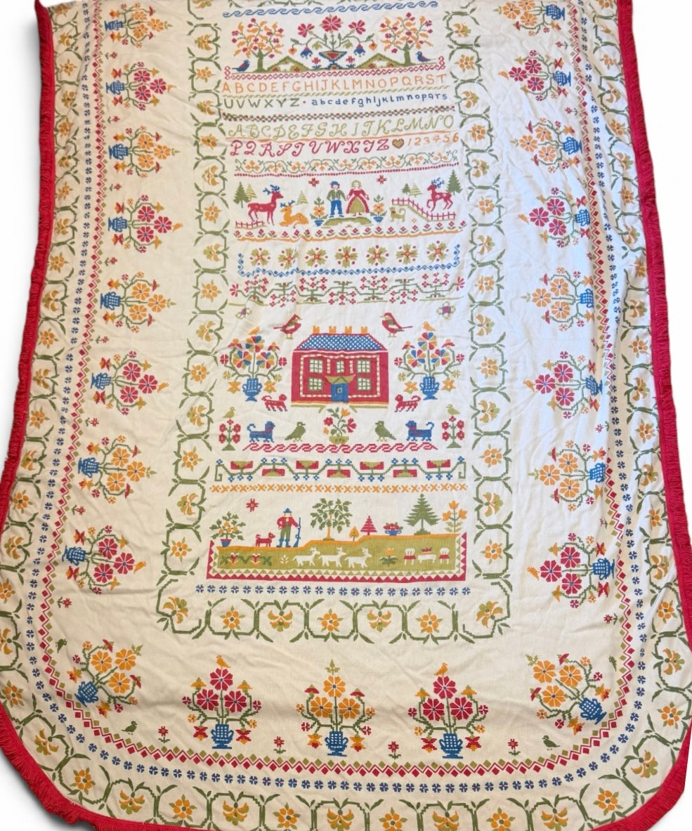 Fieldcrest “American Sampler” Twin Bedspread – Americana Folk Art Bedding with Hot Pink Fringe, 1960s–1970s
