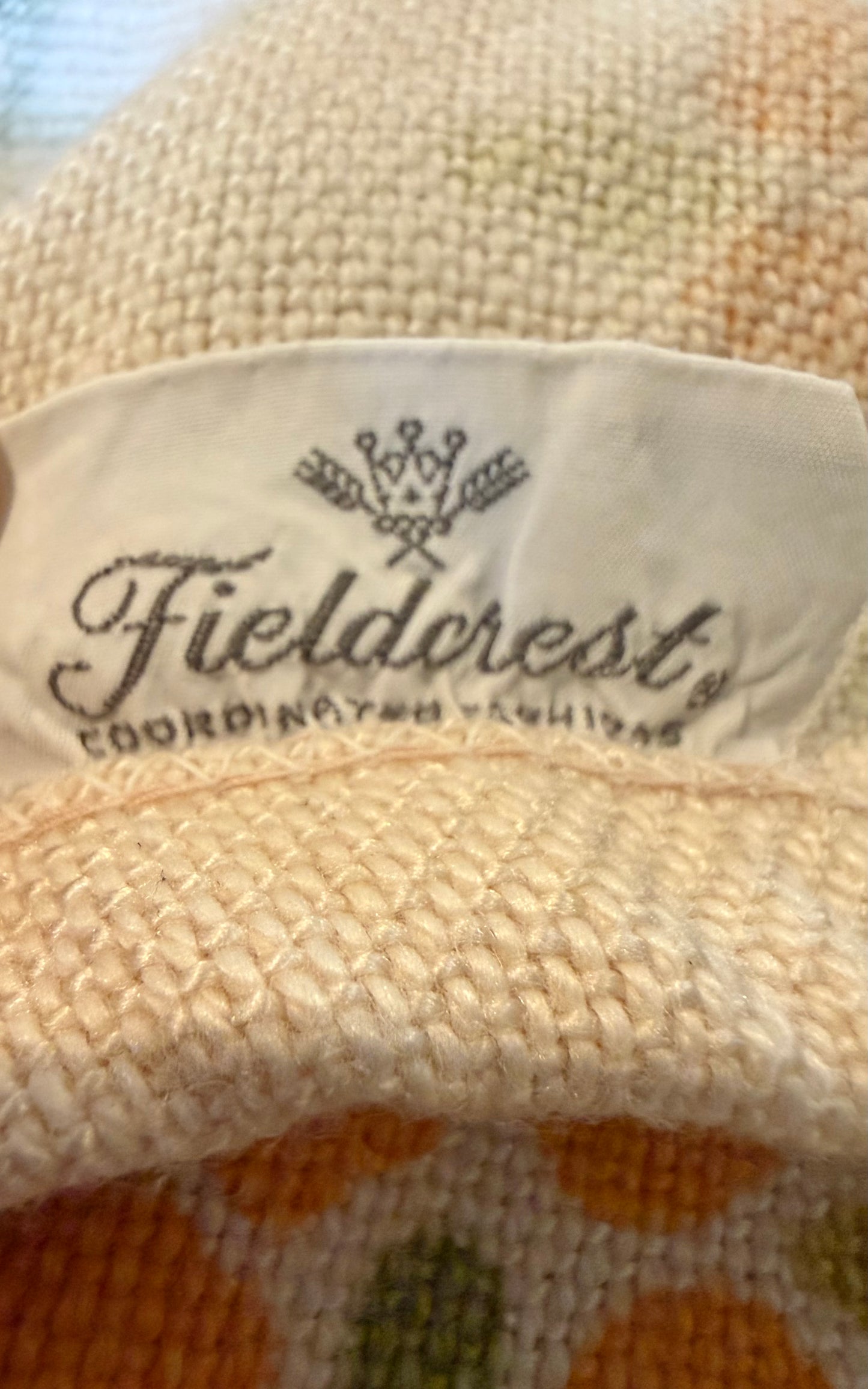 Fieldcrest “American Sampler” Twin Bedspread – Americana Folk Art Bedding with Hot Pink Fringe, 1960s–1970s