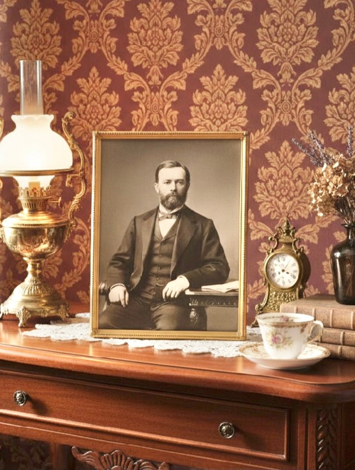 Vintage Gold Metal 8x10 Picture Frame (1950s–1960s)