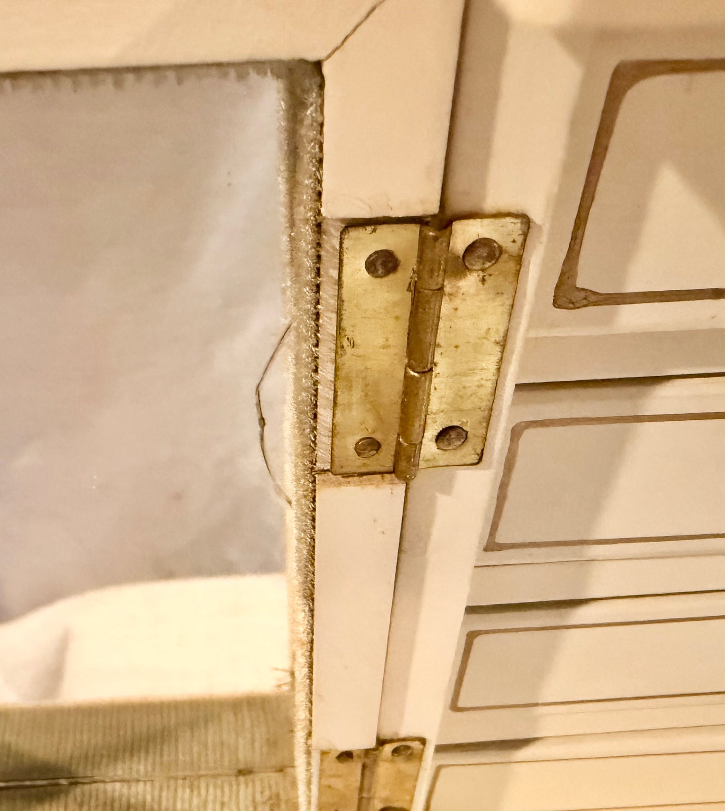 1970s French Provincial Jewelry Armoire Music Box – Cream & Gold