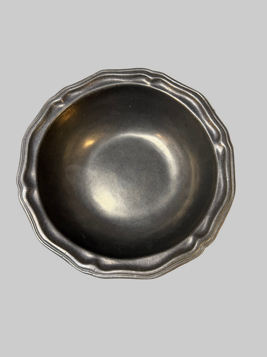 Wilton Armetale Queen Anne Serving Bowl – Scalloped Rim Pewter Alloy